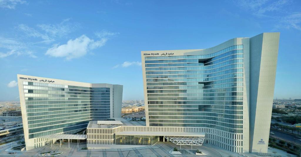 利雅德Hilton Riyadh Hotel & Residences的两座高耸的摩天大楼,享有城市美景