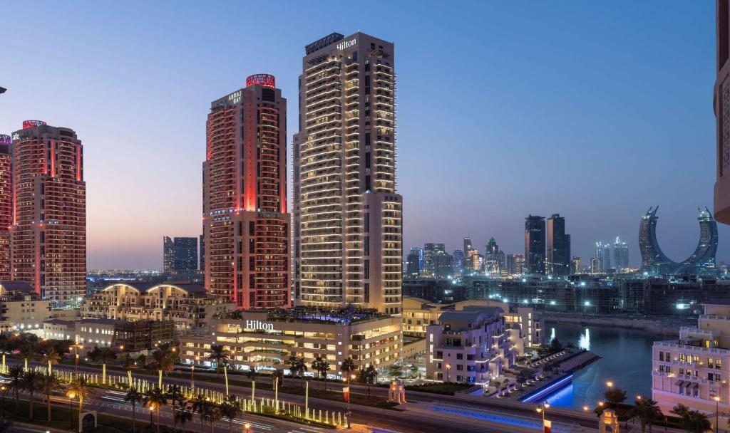 多哈Hilton Doha The Pearl的城市天际线,夜晚有高楼