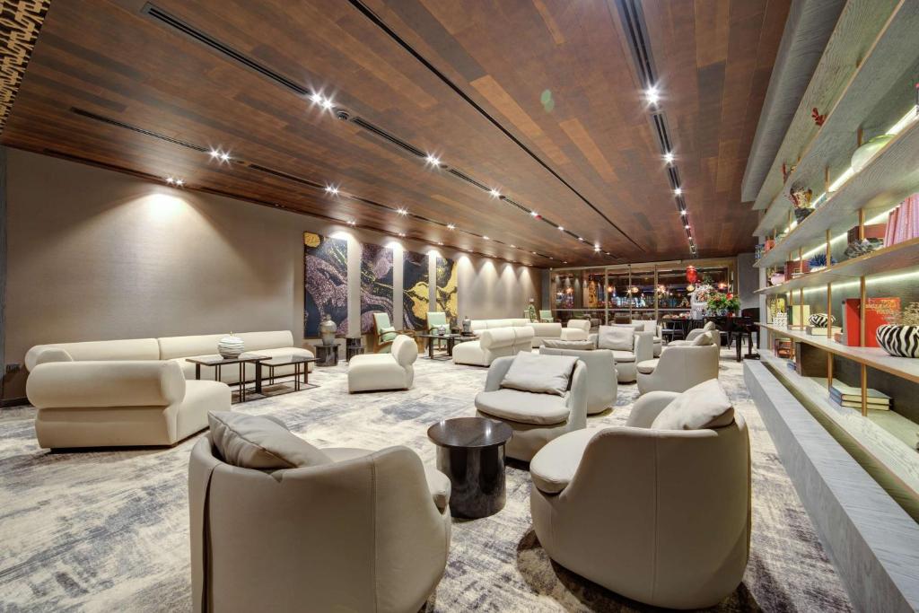阿达纳DoubleTree by Hilton Adana的一间设有白色沙发和椅子的等候室
