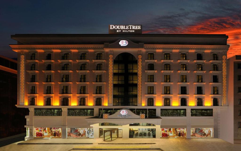 埃拉泽Doubletree By Hilton Elazig的酒店前方的 ⁇ 染