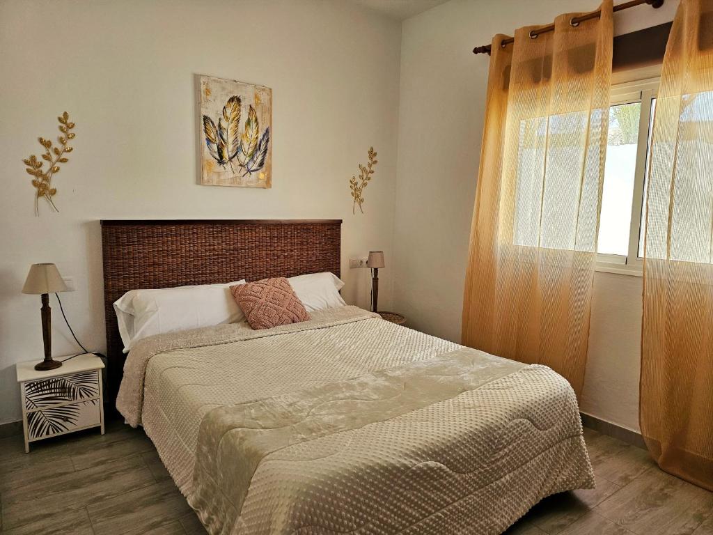 纳萨雷特Casa Cernicalo的一间卧室设有一张大床和一个窗户。
