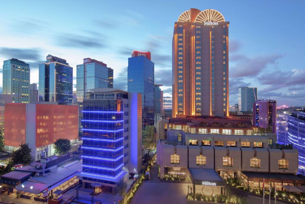 伊斯坦布尔Hilton Istanbul Maslak的城市天际线,晚上有高楼
