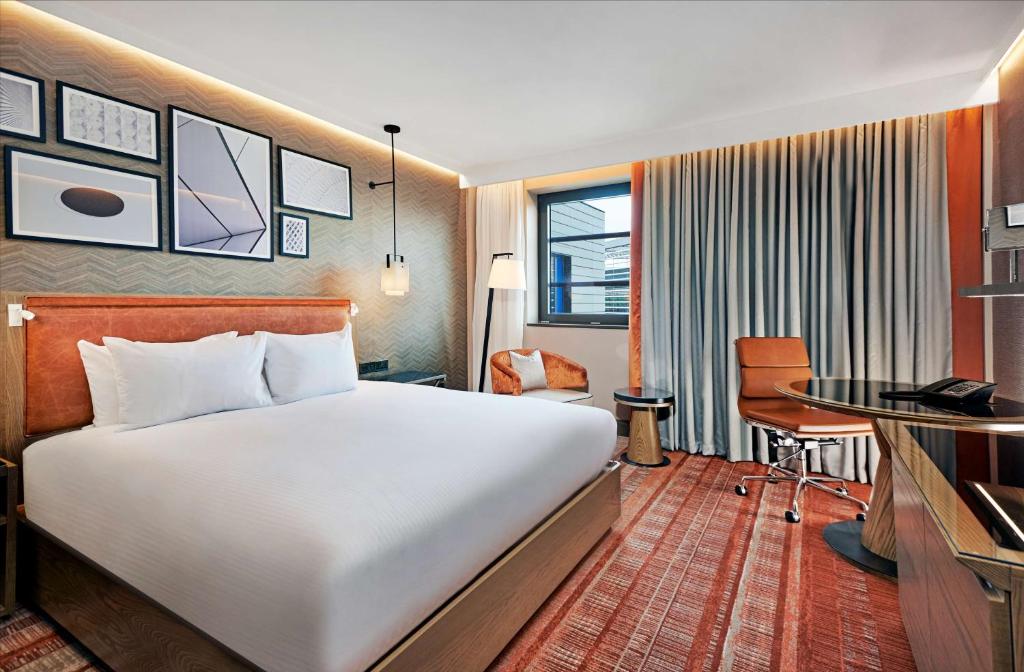 伦敦希尔顿伦敦塔桥酒店的酒店客房设有一张大床和一张书桌。