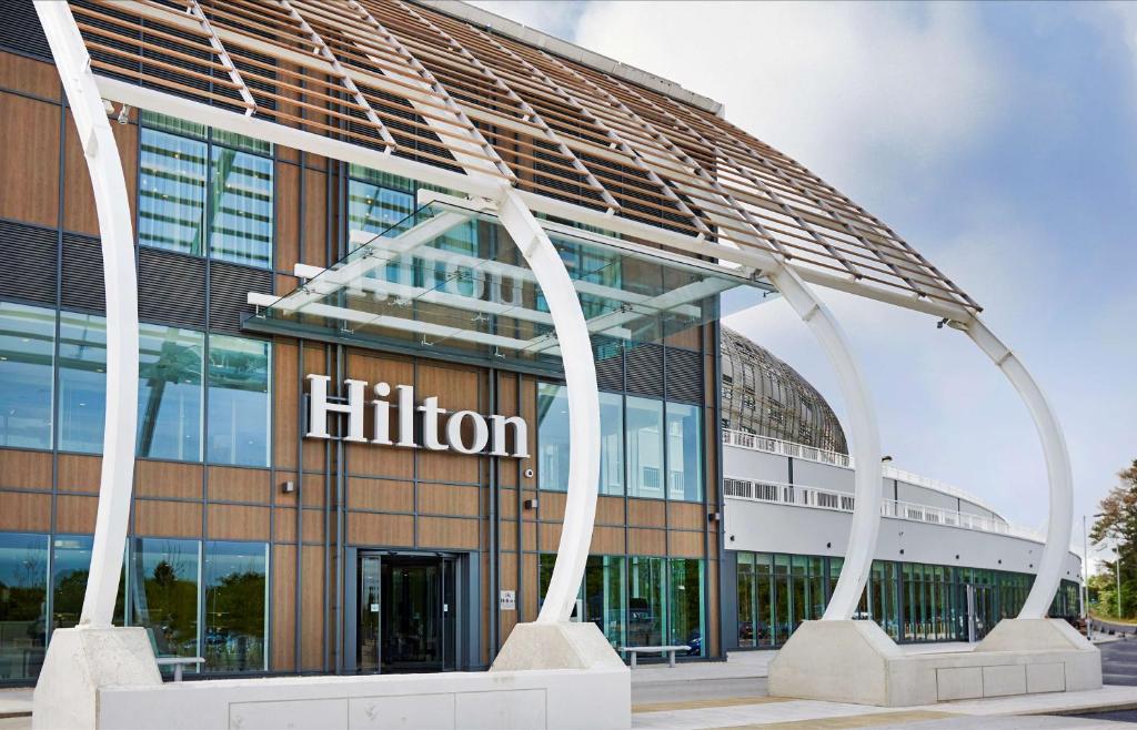 南安普敦Hilton Southampton - Utilita Bowl的前面有摩尔顿标志的建筑