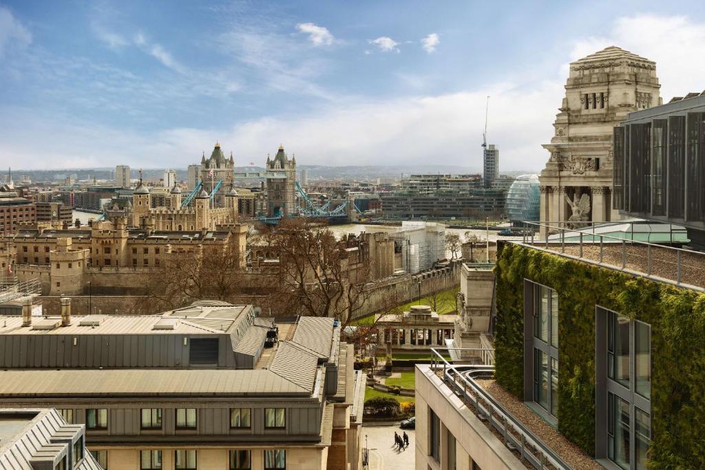 伦敦伦敦塔希尔顿逸林酒店的从建筑屋顶上可欣赏到伦敦城市的景色