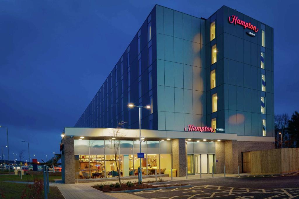 英格里斯顿Hampton By Hilton Edinburgh Airport的建筑的侧面有标志