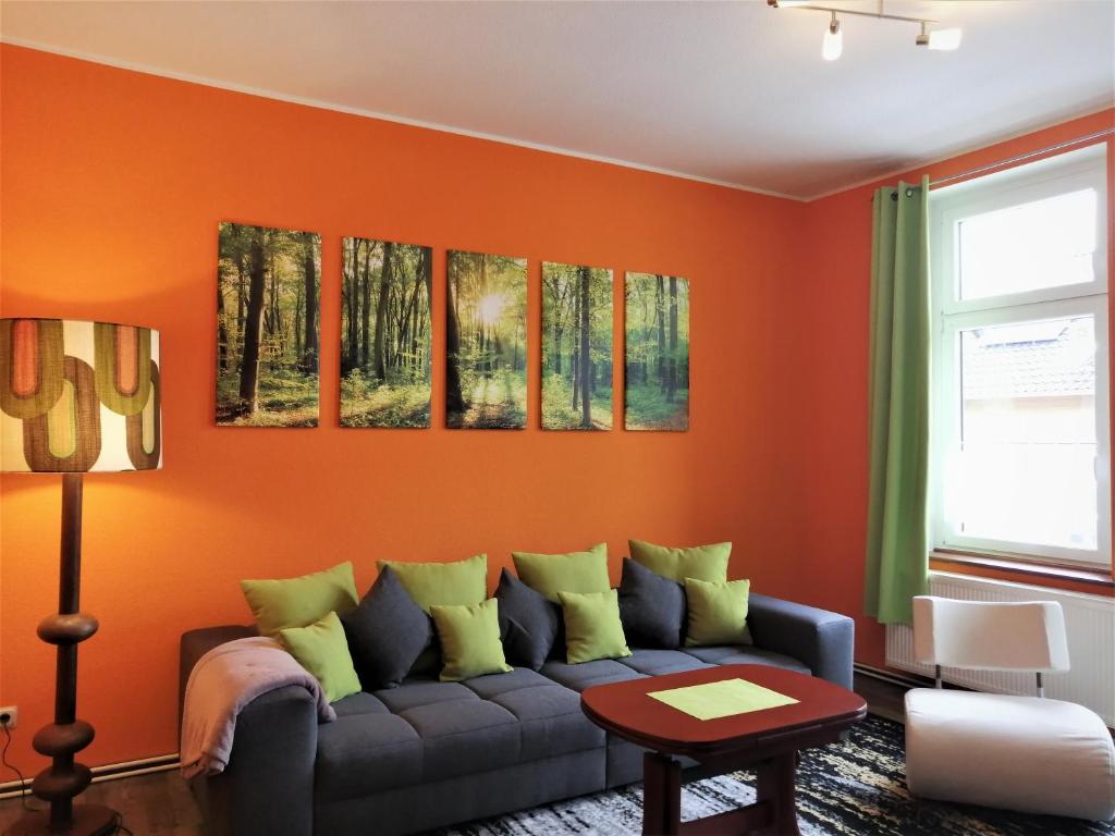 布兰肯堡Holiday Home Schloßblick的客厅设有橙色墙壁和沙发