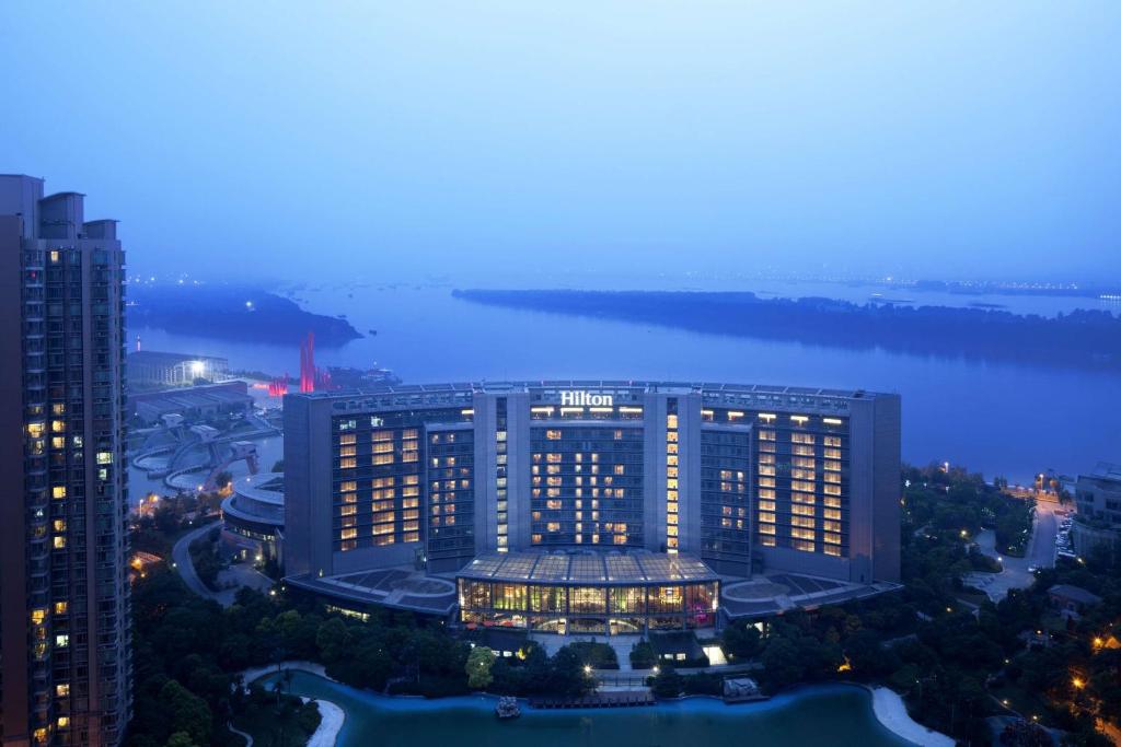 南京南京世茂滨江希尔顿酒店的夜间享有建筑物的空中景致,河流