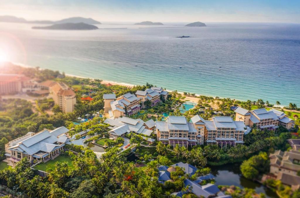 三亚金茂三亚亚龙湾希尔顿大酒店（丰富儿童玩乐+旅拍）的享有度假村和海洋的空中景致