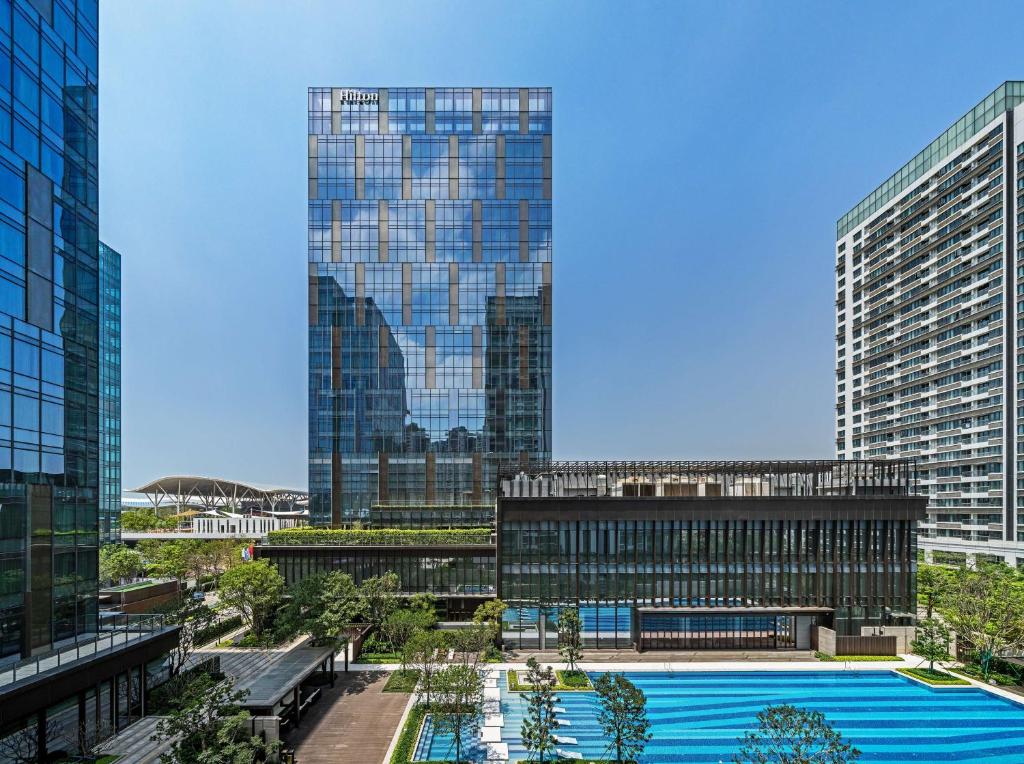 深圳深圳国际会展中心希尔顿酒店的享有大楼前方游泳池的景致