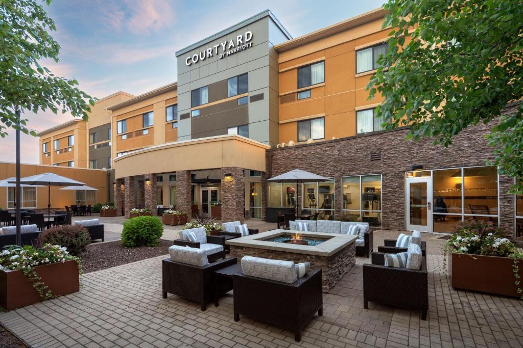 曼凯托Courtyard Mankato Hotel & Event Center的庭院酒店的庭院 ⁇ 染