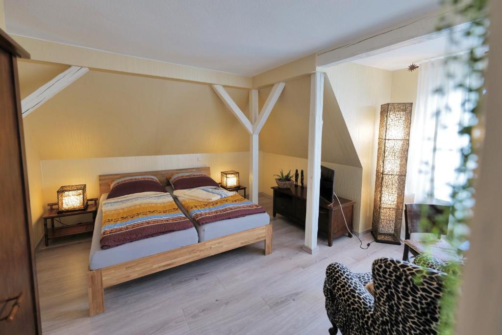 布劳恩费尔斯Elena Kempf Haaratelier & Guesthouse的一间卧室配有一张床和一台电视。