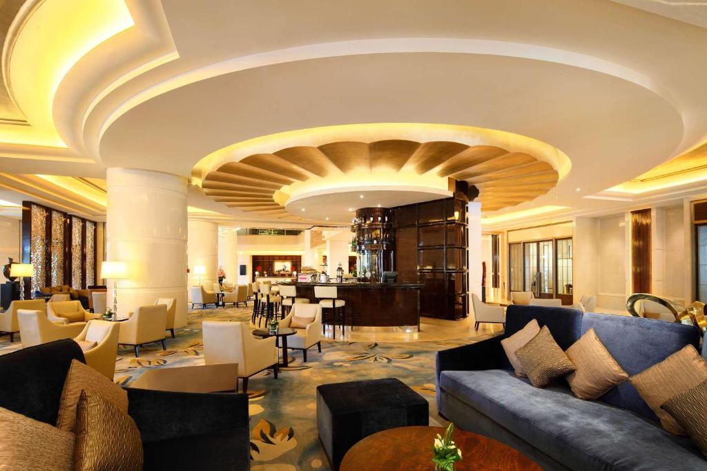 莆田莆田三迪希尔顿逸林酒店的大厅配有沙发,大楼内设有一间酒吧