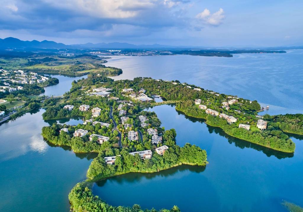 九江中海庐山西海希尔顿格芮精选酒店的水中小岛的空中景观