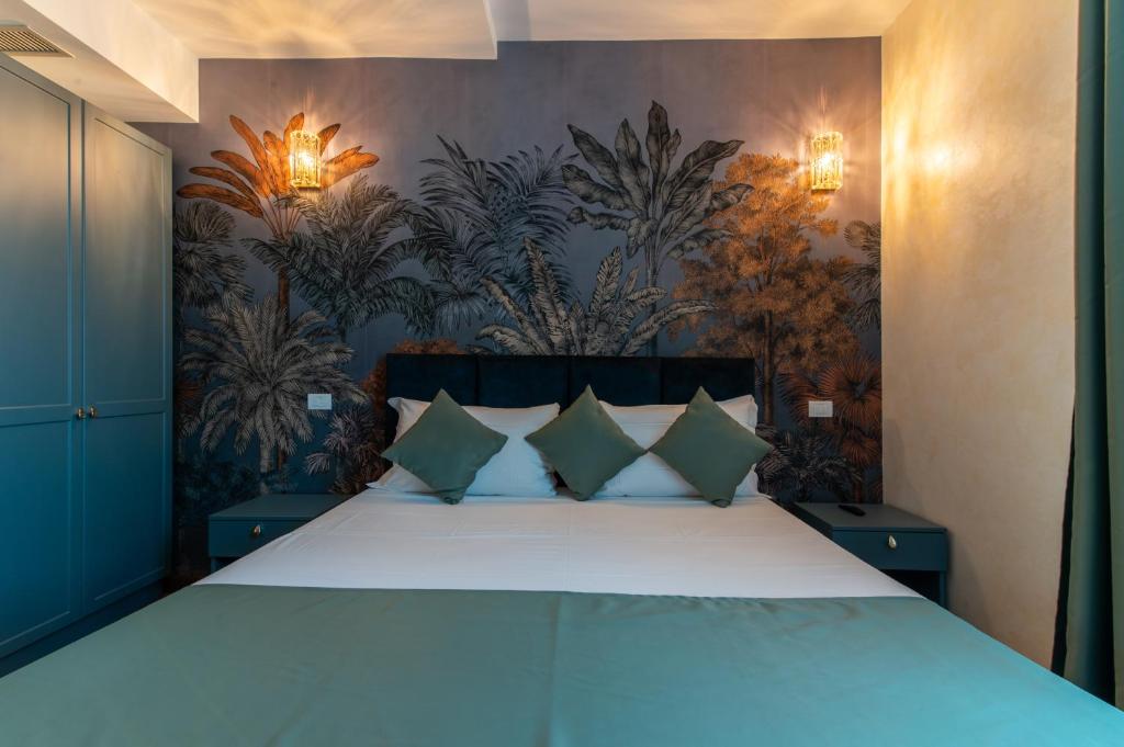 因普鲁内塔Villa Cesi Resort & Spa的一间卧室配有一张带绿色枕头的大床