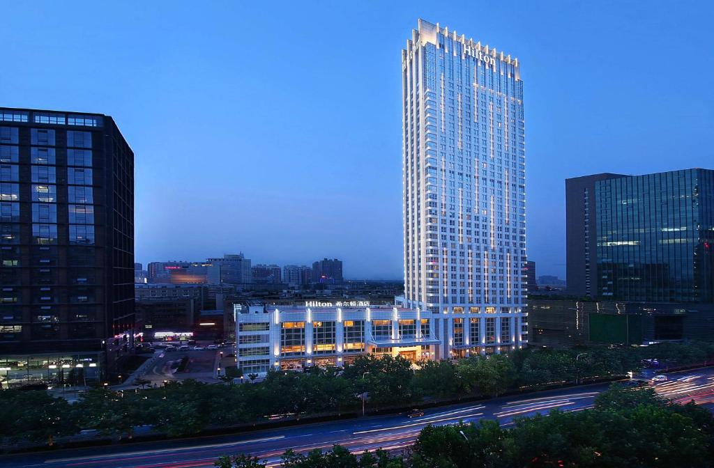 郑州郑州希尔顿酒店的夜晚在城市的高楼