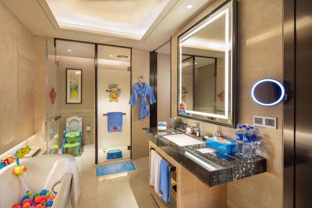安顺安顺百灵希尔顿逸林酒店的一间带水槽、浴缸和镜子的浴室