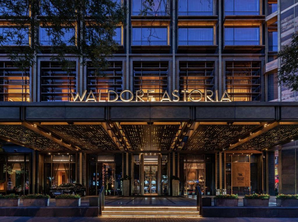 北京北京华尔道夫酒店的享有Waldorf astoria Chiago建筑的景致。