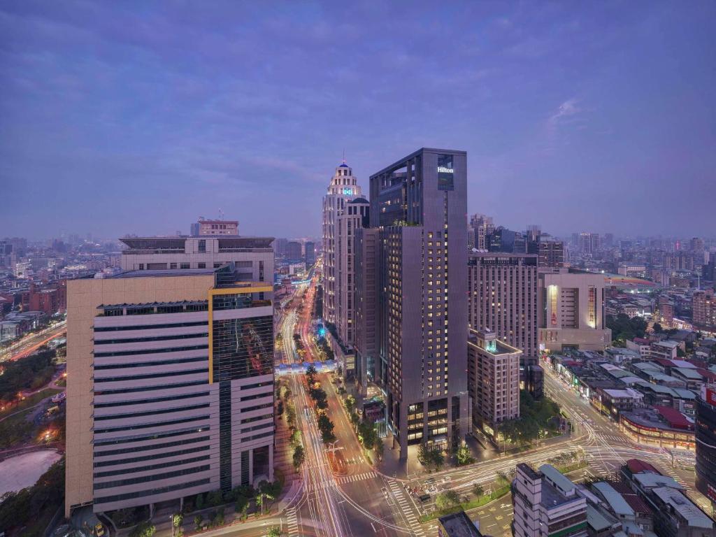 台北台北新板希尔顿酒店的城市里有很多高大的建筑,街道上有很多汽车