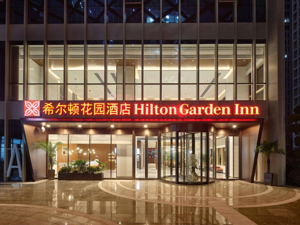 杭州杭州西溪紫金港希尔顿花园酒店的前面有100万个花园旅馆标志的建筑