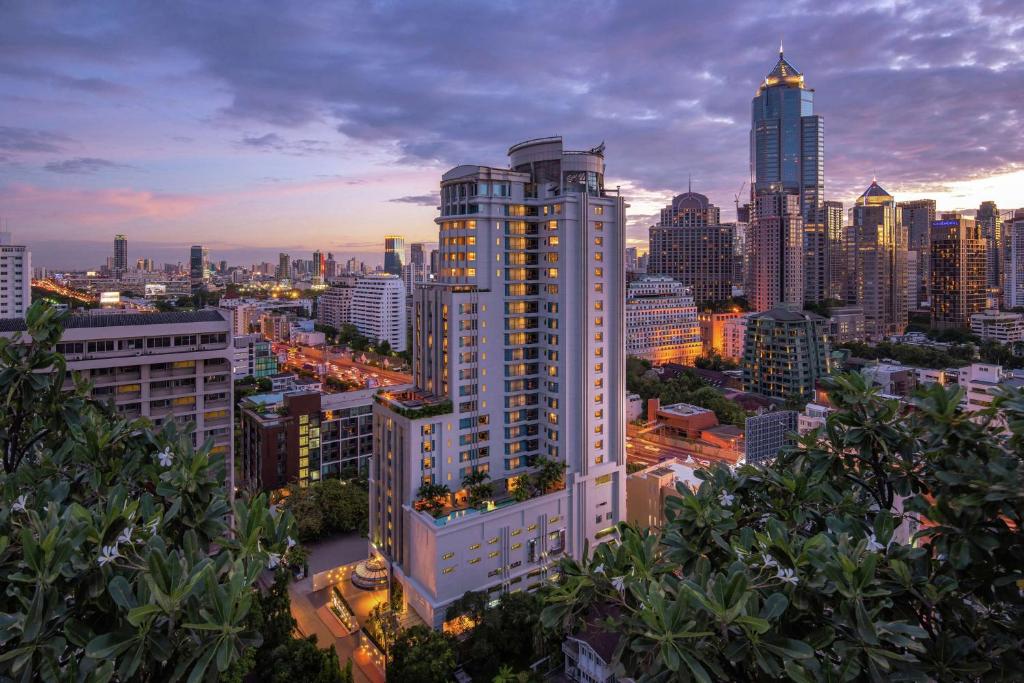曼谷曼谷奔集路希尔顿逸林酒店的黄昏时可欣赏到城市天际线的景色