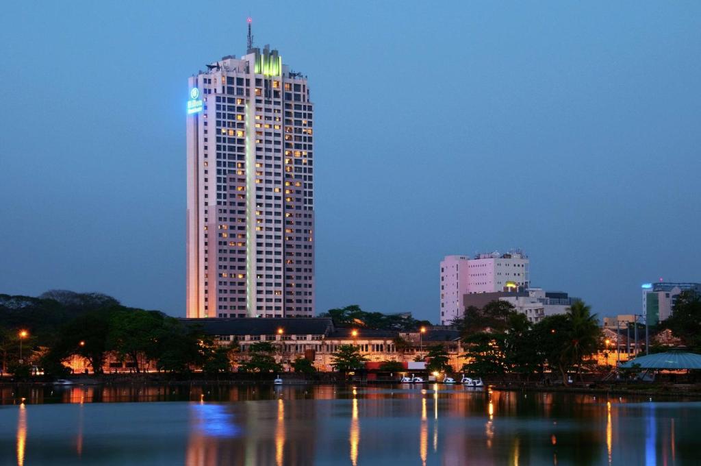 科伦坡科伦坡希尔顿酒店式公寓的城市天际线,在晚上有高楼
