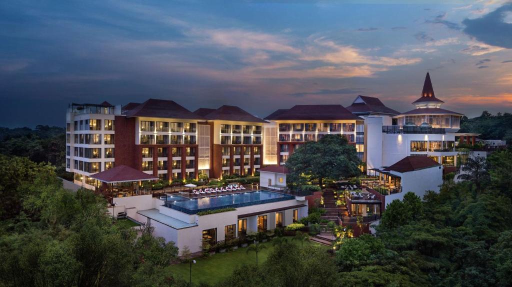 帕纳吉DoubleTree by Hilton Goa - Panaji的享有大楼和度假村的景色