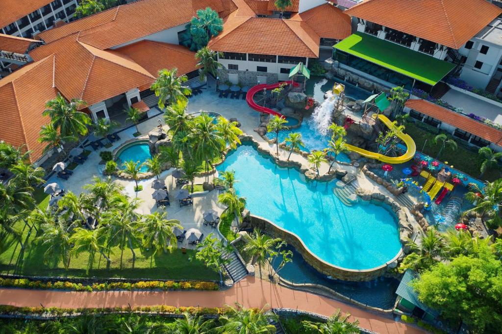 卢穆特DoubleTree by Hilton Damai Laut的享有度假村游泳池的顶部景致