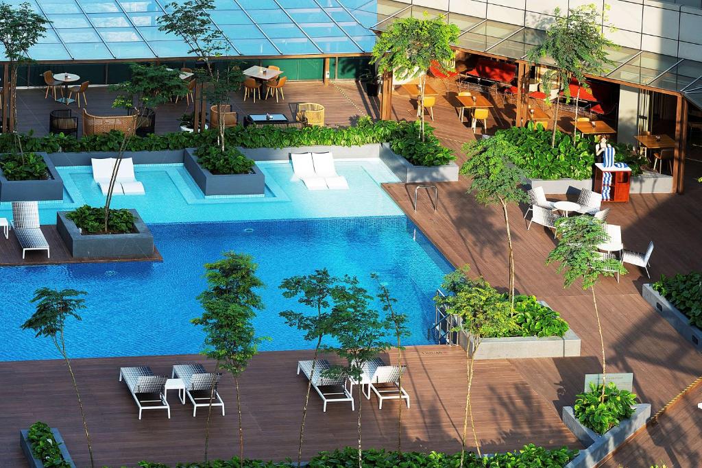新山DoubleTree by Hilton Johor Bahru的大楼游泳池的顶部景色