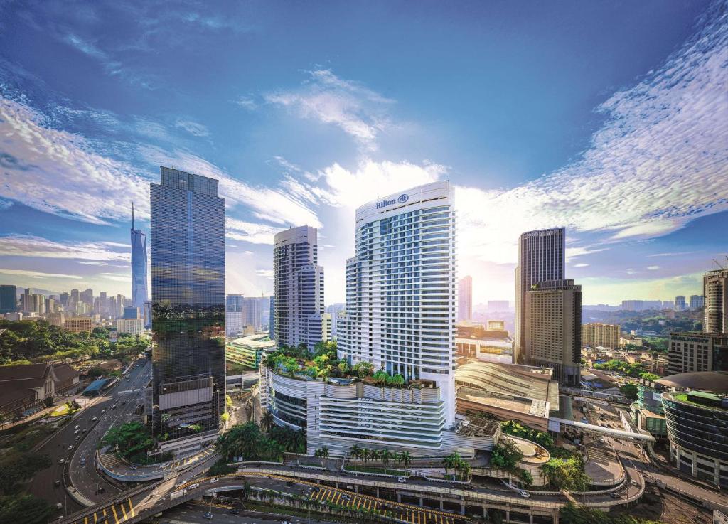 吉隆坡吉隆坡希尔顿酒店的享有城市和高楼的景色