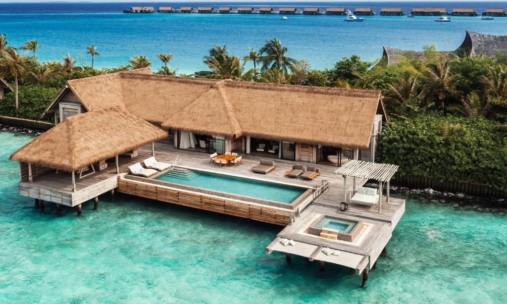 南马累环礁Waldorf Astoria Maldives Ithaafushi的水中带游泳池的房子