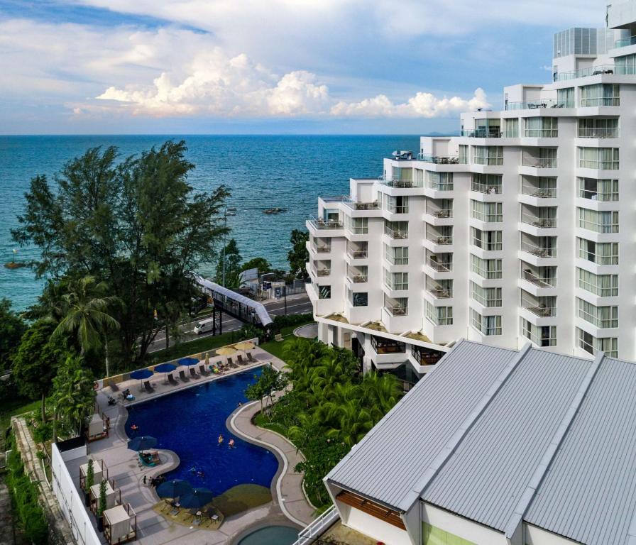峇都丁宜槟城度假希尔顿逸林酒店的享有酒店和海洋的空中景致