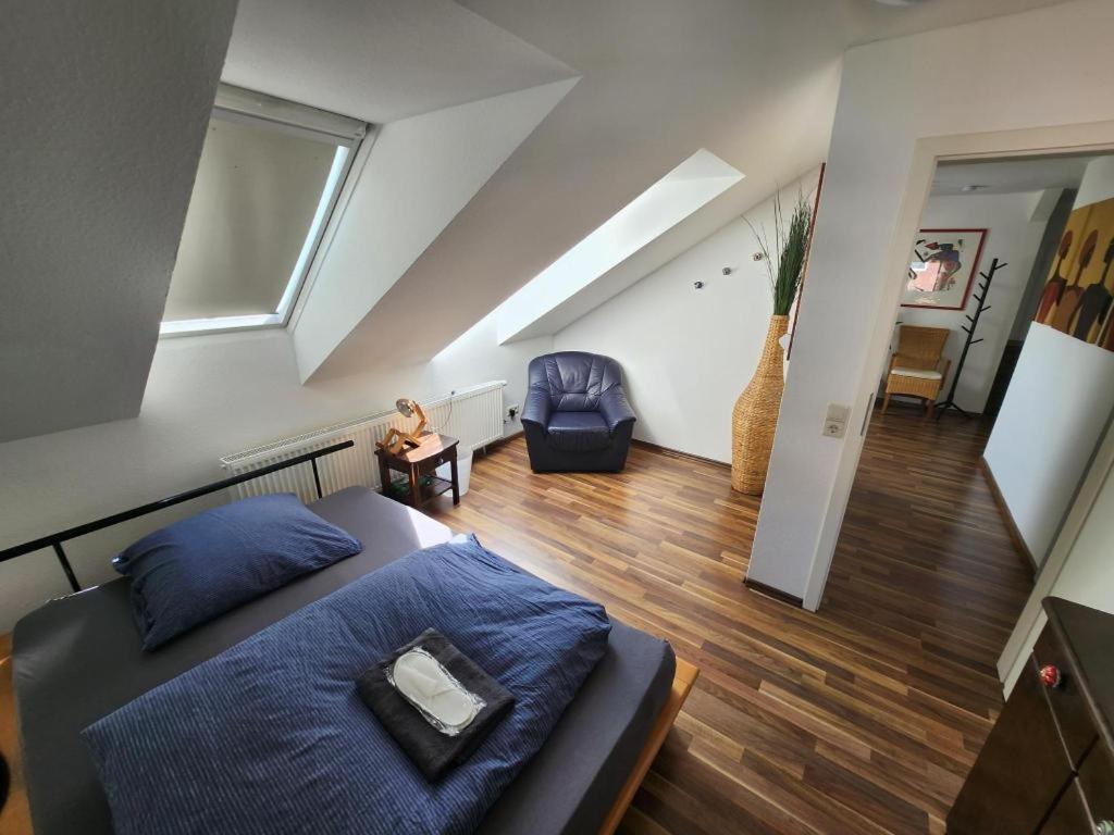 新乌尔姆Tolle Wohnung in zentraler Lage in Neu-Ulm的一间卧室设有一张床和一间客厅。