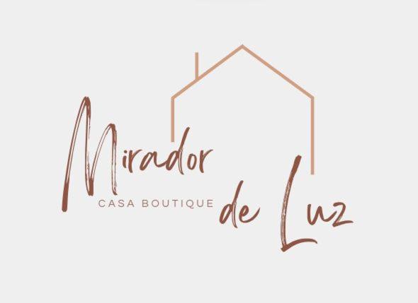 昆卡Suits Mirador de Luz的在线精品店的标志