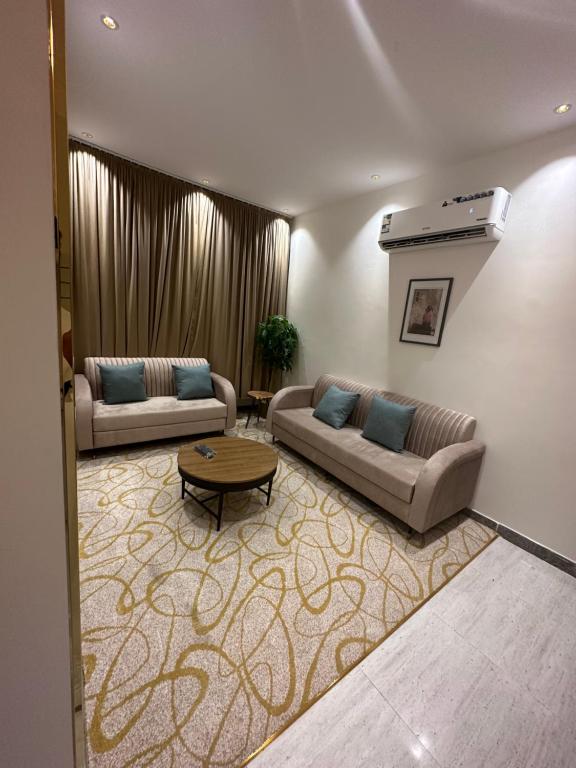 奈季兰فندق الجوافة的客厅配有两张沙发和一张桌子