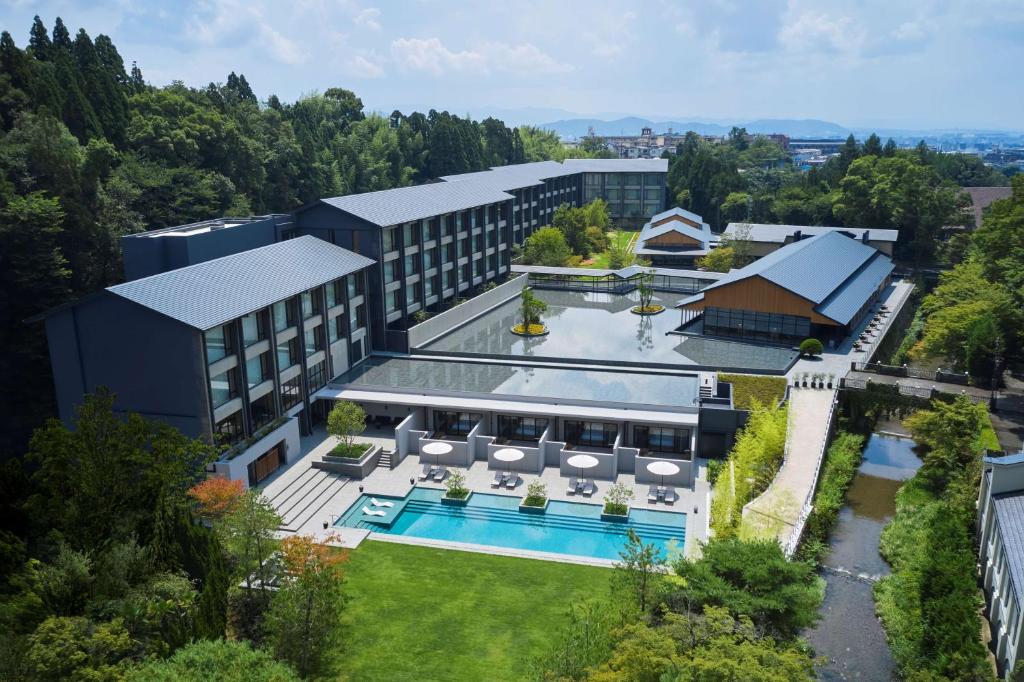 京都ROKU KYOTO, LXR Hotels & Resorts的享有酒店空中美景,设有游泳池