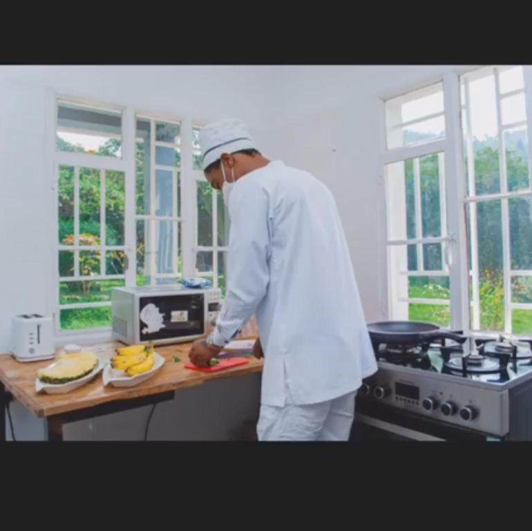 RubavuMaisondulac7的坐在厨房里的人在切板上准备食物