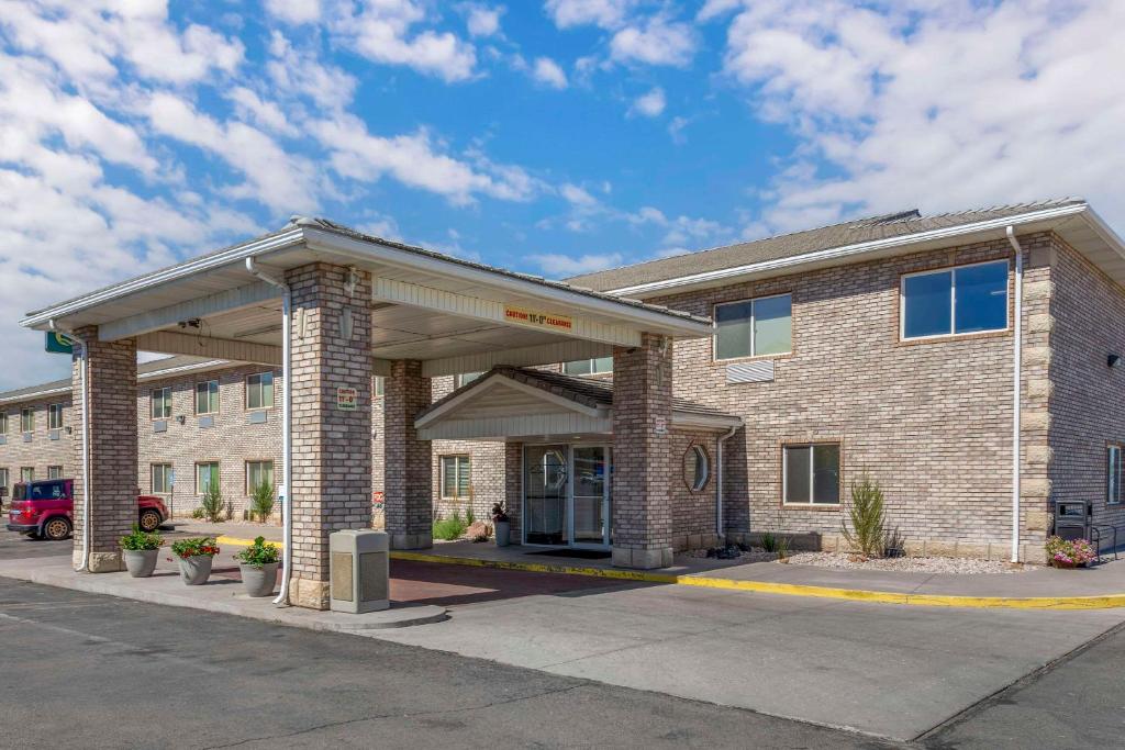 FillmoreQuality Inn & Suites Fillmore I-15的一座带停车场的大型砖砌建筑