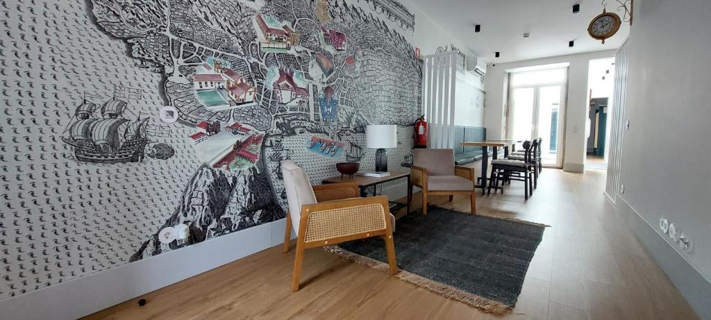 英雄港Angra Heritage - City Center Hostel的客厅设有壁画墙