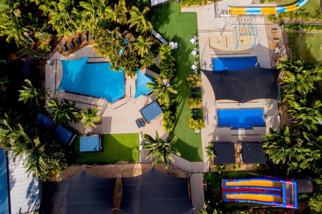 WooliSolitary Islands Resort的棕榈树度假村的游泳池景