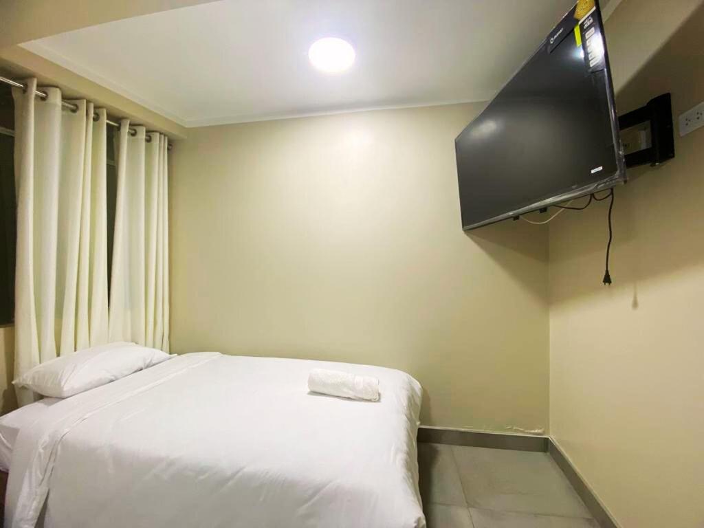 瓦拉斯ROYALS RESORT的一间卧室配有一张床和一台平面电视