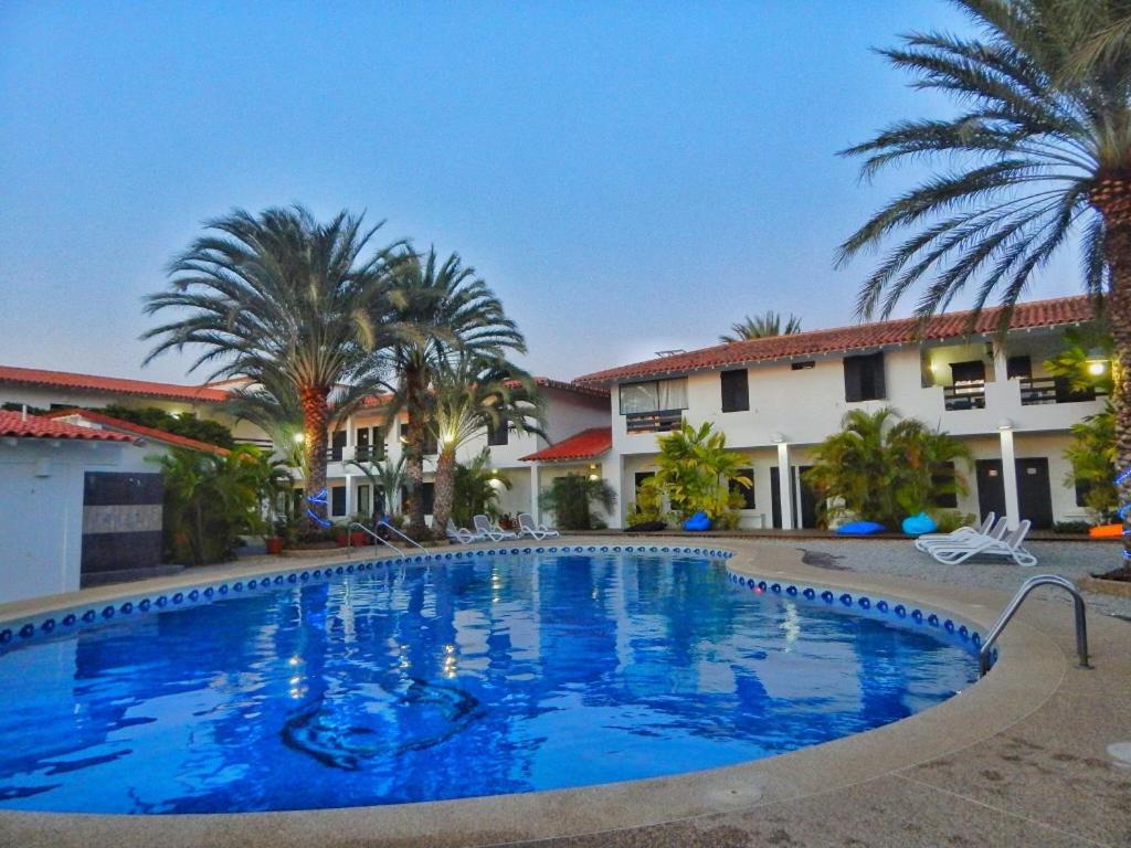 El YaquePOSADA RANCHO DELFIN的酒店前方的大型游泳池