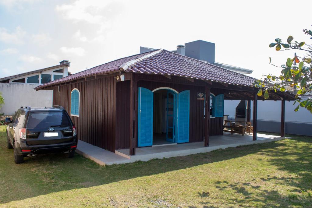 伊塔波阿Casa das Ondas的前面有一辆小房子,前面有一辆汽车
