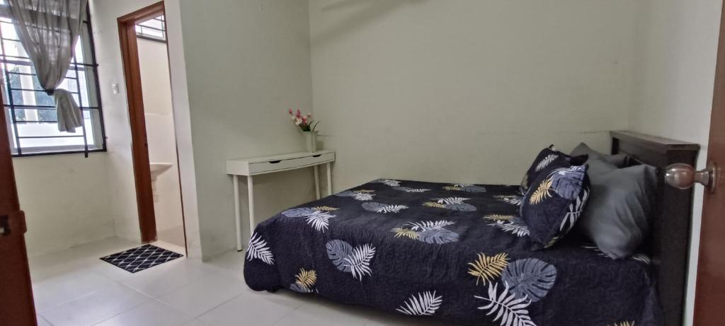 瓜拉丁加奴ADIMA Homestay的一间卧室配有一张带蓝色棉被的床