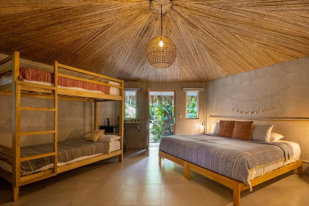 诺萨拉Norte Nosara - Steps to Playa Guiones的一间卧室设有两张双层床和天花板