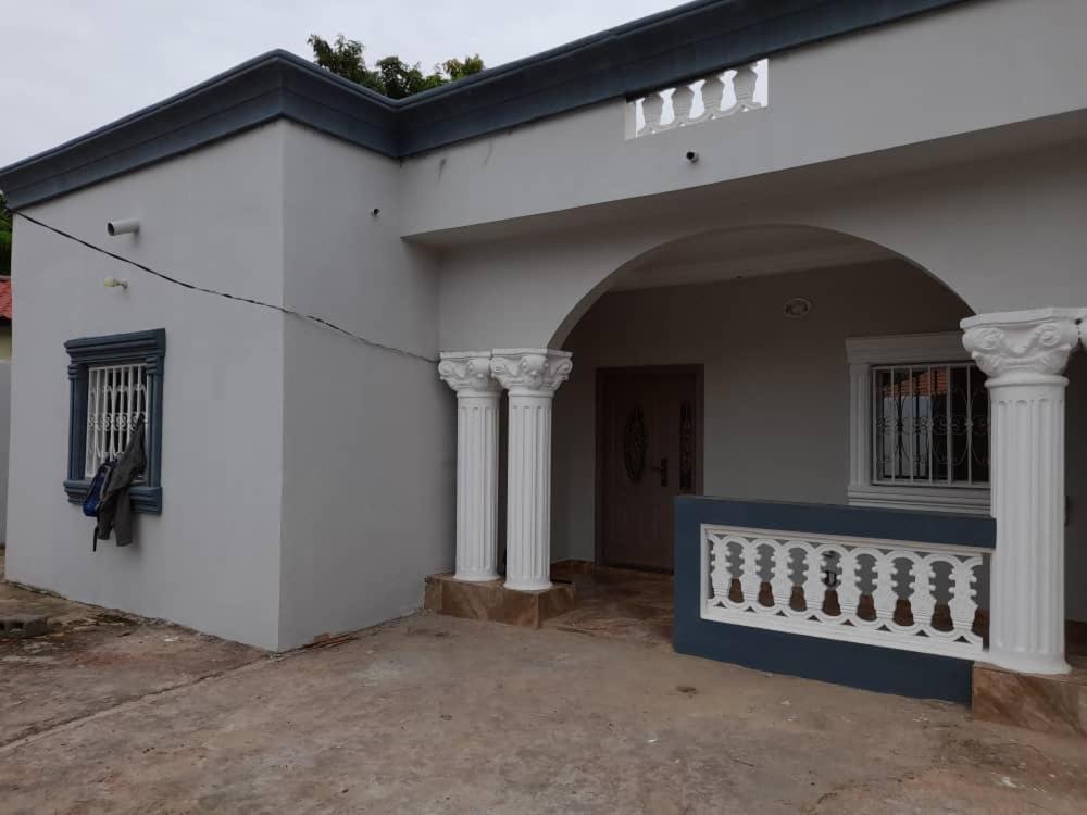 BijiloBijilo Villa的白色的房子,有柱子和门廊