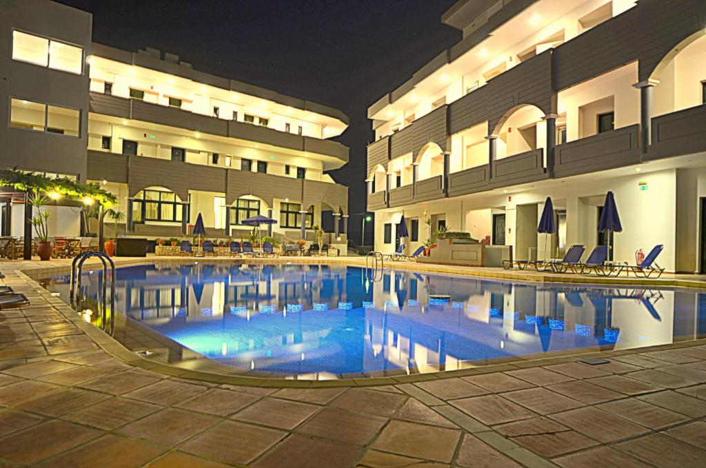 基萨莫斯克里斯蒂娜海滩酒店 的大楼前的大型游泳池