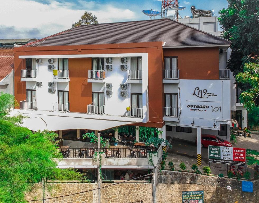 万隆LN9 Bandung Guest House的前面有标志的大建筑