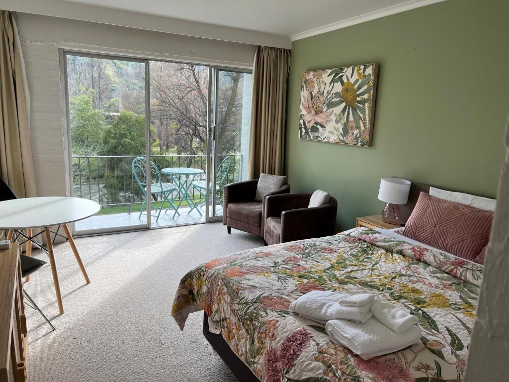 布赖特河堤公园汽车旅馆的一间卧室设有一张床,享有阳台的景色