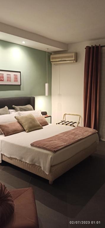 巴勒莫Jacona 365的卧室设有两张床铺和绿色的墙壁
